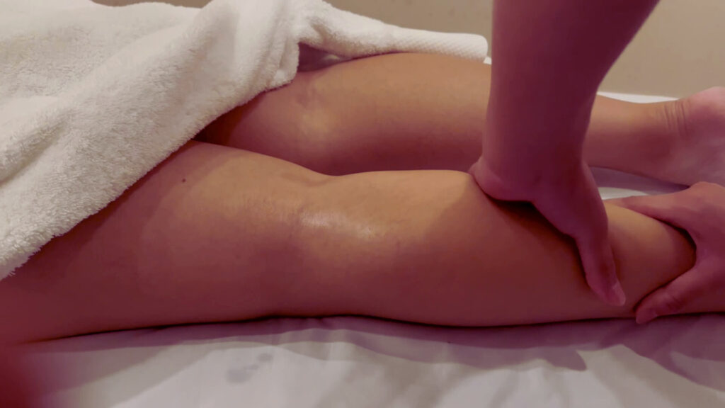Kneading massage technique on the leg